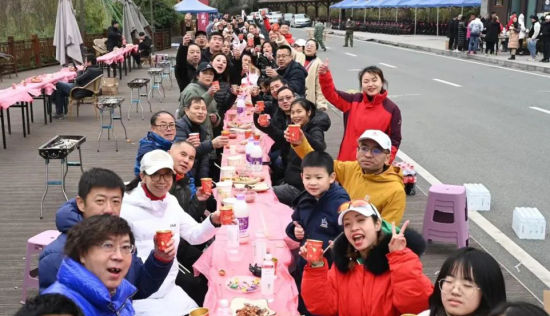 图为长桌宴。赛事主办方供图 图为长桌宴。赛事主办方供图