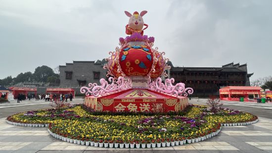 图为重庆园博园从四川自贡引进的“金兔送福”灯组。肖江川 摄 图为重庆园博园从四川自贡引进的“金兔送福”灯组。肖江川 摄