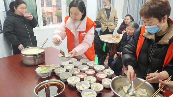 图为民盟盟员为社区残疾居民盛饺子。 南川区委统战部供图 图为民盟盟员为社区残疾居民盛饺子。 南川区委统战部供图