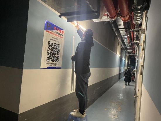 图为曾东在更换路灯。碧桂园集团供图 图为曾东在更换路灯。碧桂园集团供图