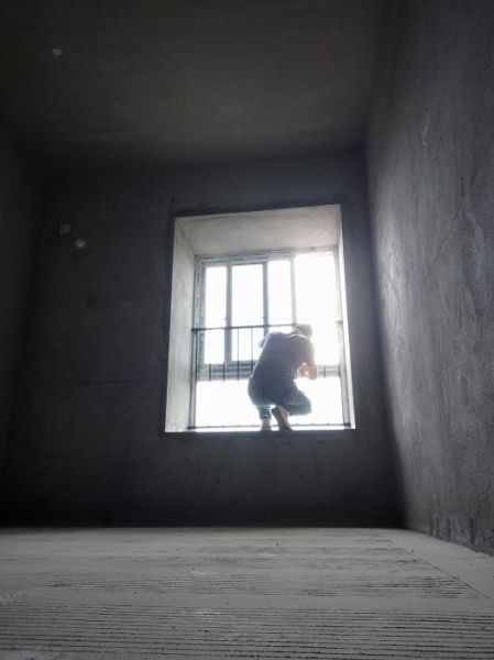 图为徐小东在进行外窗调试。碧桂园集团供图 图为徐小东在进行外窗调试。碧桂园集团供图