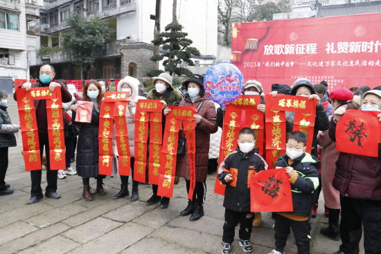 图为社区居民展示一副副寓意喜庆吉祥的春联。彭群英 摄 图为社区居民展示一副副寓意喜庆吉祥的春联。彭群英 摄