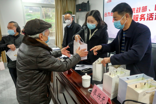 图为合川区委统战部、区知联会为老人们送上慰问品。合川区委统战部供图 图为合川区委统战部、区知联会为老人们送上慰问品。合川区委统战部供图