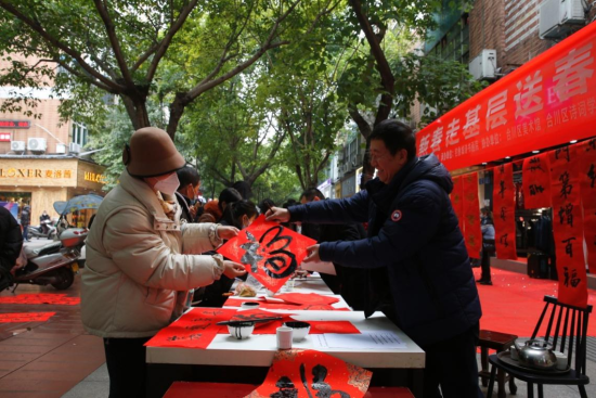 图为民革书法家为市民送祝福。合川区委统战部供图 图为民革书法家为市民送祝福。合川区委统战部供图