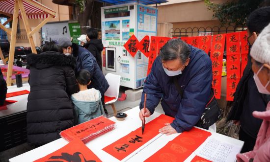 书法家们挥毫泼墨写春联。 钟戈 摄 书法家们挥毫泼墨写春联。 钟戈 摄