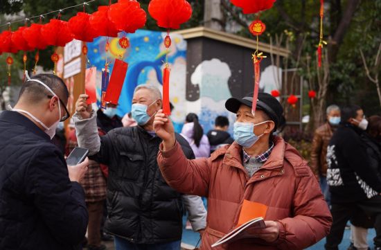 市民踊跃参与猜灯谜。 钟戈 摄 市民踊跃参与猜灯谜。 钟戈 摄