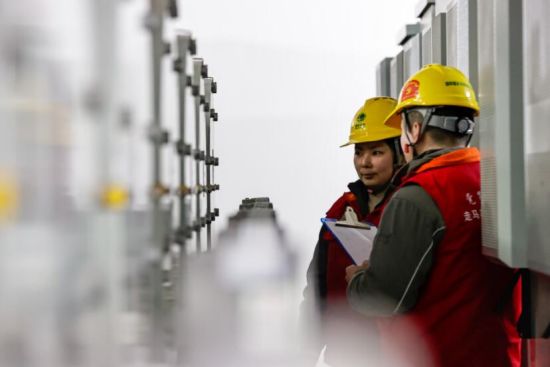 图为大正沟变电站电力工作人员正在次查验电力设备。 宋文励 摄 图为大正沟变电站电力工作人员正在次查验电力设备。 宋文励 摄