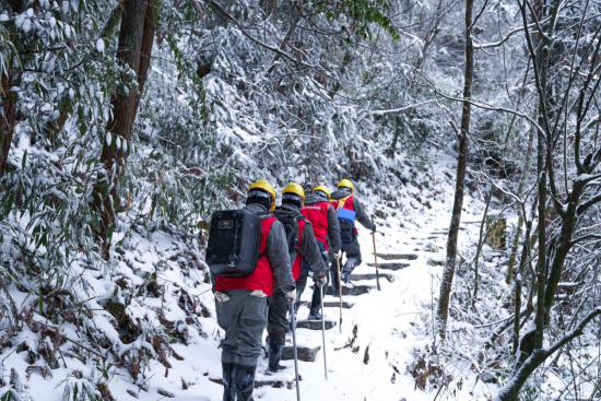国网重庆电力员工踏雪前行。 邓毅 摄 国网重庆电力员工踏雪前行。 邓毅 摄