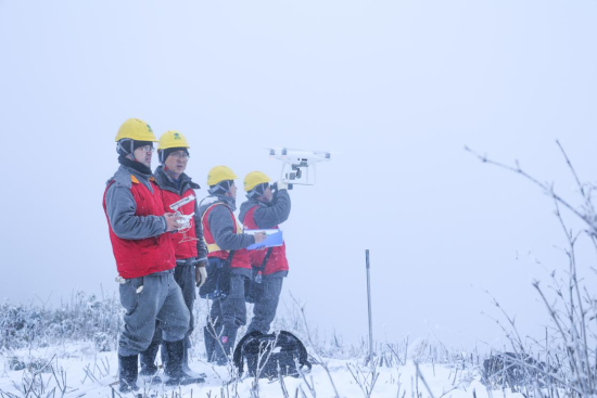 国网重庆电力员工冒雪巡检，守护温暖祥和年。 邓毅 摄
