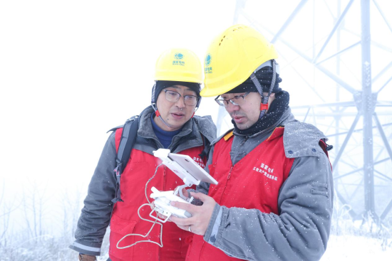 国网重庆电力员工在大雪中运用无人机观测线路覆冰情况。 邓毅 摄 国网重庆电力员工在大雪中运用无人机观测线路覆冰情况。 邓毅 摄