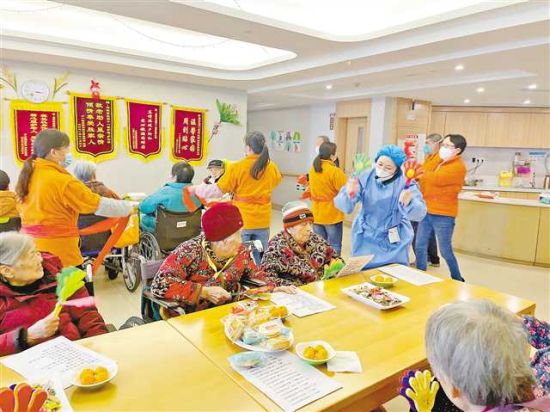 1月22日,南岸区同辉养老中心,社工、护理人员为老人表演扭秧歌。 何春阳 摄\视觉重庆 1月22日,南岸区同辉养老中心,社工、护理人员为老人表演扭秧歌。 何春阳 摄\视觉重庆