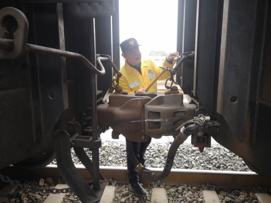 工作人员仔细检查运煤列车。 铁路部门供图