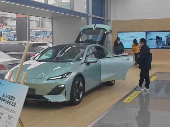图为消费者体验看车。两江新区供图 图为消费者体验看车。两江新区供图