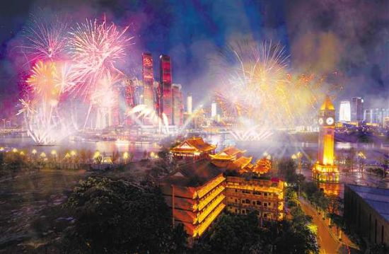 1月22日,焰火绽放在两江交汇处,将市民和游客带入新年的喜悦中。陈泓浩 摄/视觉重庆 1月22日,焰火绽放在两江交汇处,将市民和游客带入新年的喜悦中。陈泓浩 摄/视觉重庆