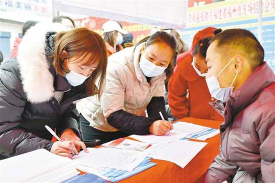 丰都县仁沙镇,求职人员在有关部门举办的招聘会现场填写报名表。通讯员 熊波 摄/视觉重庆 丰都县仁沙镇,求职人员在有关部门举办的招聘会现场填写报名表。通讯员 熊波 摄/视觉重庆