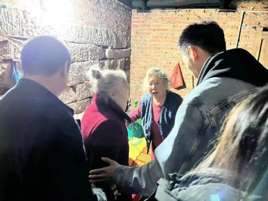 刘婆婆姐妹团聚。 杨帆 摄 刘婆婆姐妹团聚。 杨帆 摄