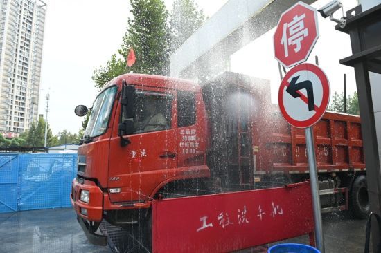 图为九龙坡一工地,货车进出前后进行自动冲洗。 九龙坡区生态环境局供图 图为九龙坡一工地,货车进出前后进行自动冲洗。 九龙坡区生态环境局供图