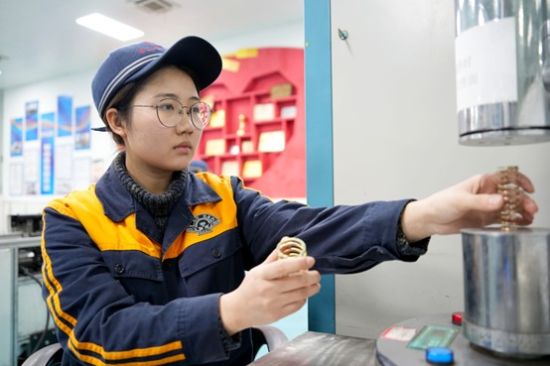 圖為重慶西車輛段檢修車間內制動鉗工劉曉羽進行彈簧質量檢測作業。吳晉超 攝