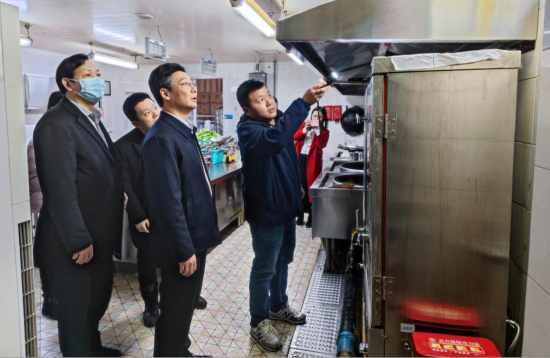 图为两江新区党工委委员、管委会副主任张黎检查燃气安全工作。两江新区应急管理局供图 图为两江新区党工委委员、管委会副主任张黎检查燃气安全工作。两江新区应急管理局供图