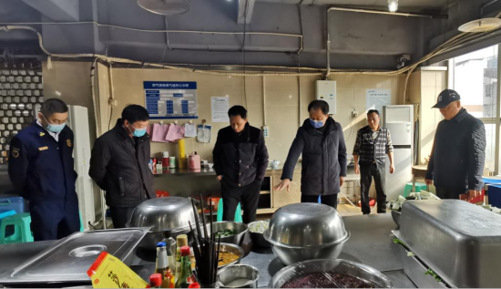 图为安委会督查组对天宫殿街道进行专项督查。 两江新区安委办供图 图为安委会督查组对天宫殿街道进行专项督查。 两江新区安委办供图