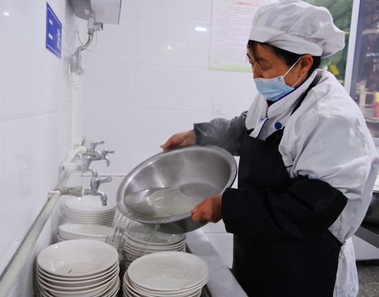 后勤人员对食堂进行大扫除。 陈碧生 摄 后勤人员对食堂进行大扫除。 陈碧生 摄