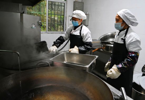 后勤人员对食堂进行大扫除。 陈碧生 摄 后勤人员对食堂进行大扫除。 陈碧生 摄