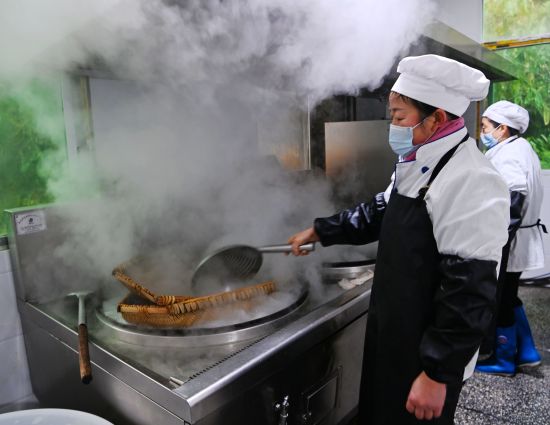 后勤人员对食堂进行大扫除。 陈碧生 摄 后勤人员对食堂进行大扫除。 陈碧生 摄