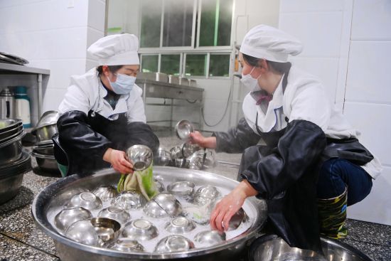 后勤人员对食堂进行大扫除。 陈碧生 摄 后勤人员对食堂进行大扫除。 陈碧生 摄