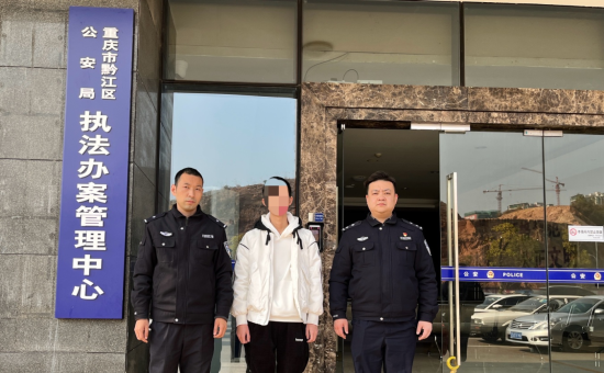民警将李某传唤到案。许小冬 摄 民警将李某传唤到案。许小冬 摄