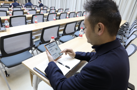图为电力员工利用手机端“小课堂”进行学习。国网重庆物资公司供图 图为电力员工利用手机端“小课堂”进行学习。国网重庆物资公司供图