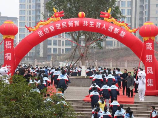 图wei永川凤凰湖中学学生欢快入学。 图wei永川凤凰湖中学学生欢快入学。