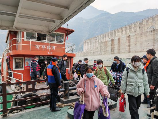 重庆海事部门全力护航学生平安上学路。巫山县委宣传部供图 重庆海事部门全力护航学生平安上学路。巫山县委宣传部供图