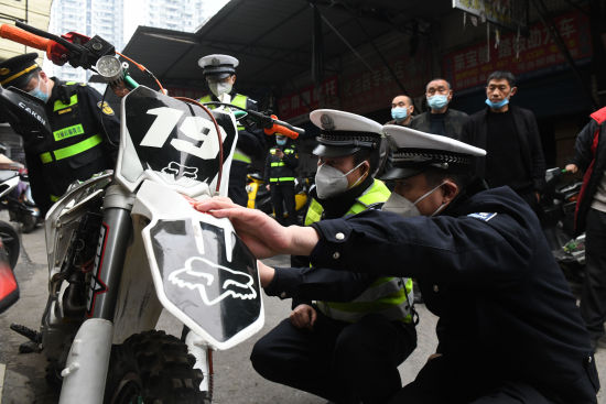 图为九龙坡全面开展摩托车突出交通违法整治。周毅 摄 图为九龙坡全面开展摩托车突出交通违法整治。周毅 摄