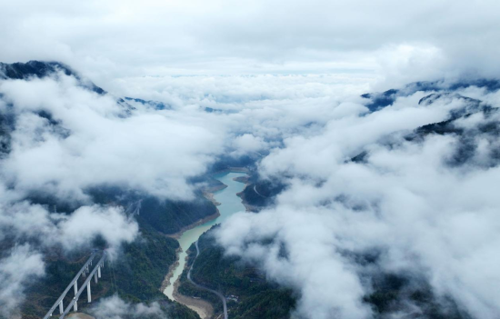 图为重庆酉阳巴尔盖国家森林公园现雨雾景观。陈碧生 摄 图为重庆酉阳巴尔盖国家森林公园现雨雾景观。陈碧生 摄