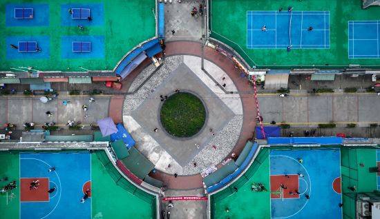 图为航拍市民在重庆市酉阳土家族苗族自治县华章楼顶运动场打乒乓球、篮球,运动健身。 图为航拍市民在重庆市酉阳土家族苗族自治县华章楼顶运动场打乒乓球、篮球,运动健身。