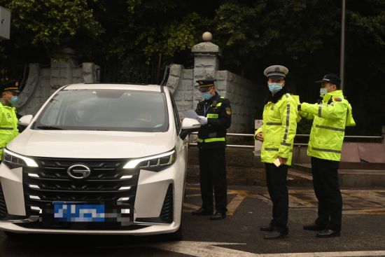 圖為執法人員正在詢問涉事網約車。張旭 攝