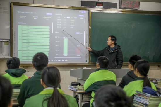 图为合川中学教师在考试结束后利用大数据平台分析成绩。周泽菊摄 图为合川中学教师在考试结束后利用大数据平台分析成绩。周泽菊摄