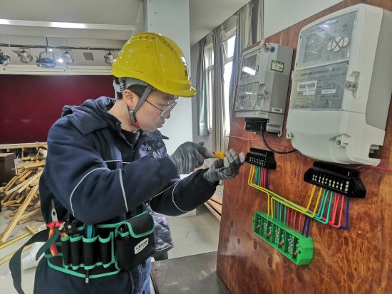 图为冉航舟在木板上练习装表接电项目。 陈佳欣 摄 图为冉航舟在木板上练习装表接电项目。 陈佳欣 摄