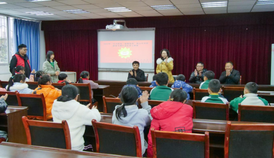图为民建会员为留守学童辅导心里健康。 璧山区委统战部供图 图为民建会员为留守学童辅导心里健康。 璧山区委统战部供图