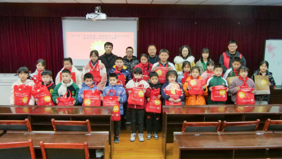 图为给孩子们送上爱心礼包。 璧山区委统战部供图 图为给孩子们送上爱心礼包。 璧山区委统战部供图