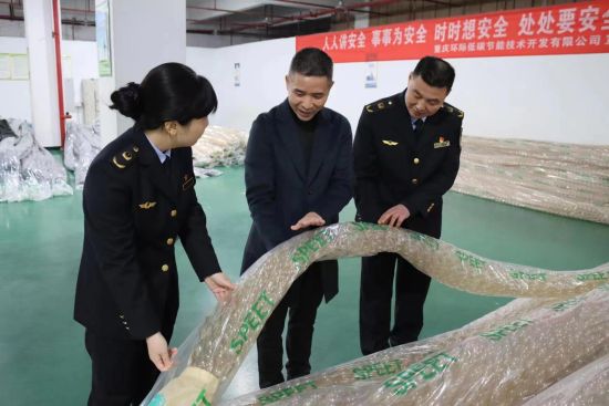 图为铜梁区市场监管局工作人员开展进企业送政策送服务活动 图为铜梁区市场监管局工作人员开展进企业送政策送服务活动