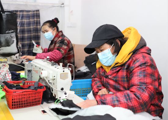 图为工人们正在用缝纫机缝制服装。巫山县委宣传办供图 图为工人们正在用缝纫机缝制服装。巫山县委宣传办供图
