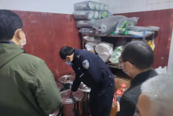深入辖区校园及校园周边开展食品安全检查。 铜梁区公安局供图 深入辖区校园及校园周边开展食品安全检查。 铜梁区公安局供图