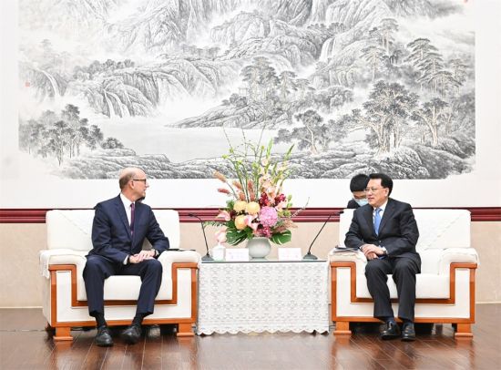 图为2月20日上午,市委书记袁家军会见康宁公司总裁兼首席运营官孟安睿一行。 苏思 摄 图为2月20日上午,市委书记袁家军会见康宁公司总裁兼首席运营官孟安睿一行。 苏思 摄