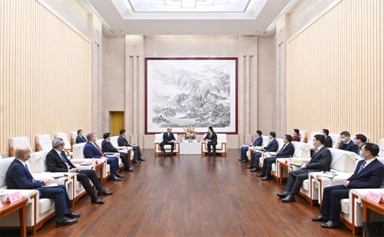 图为2月20日上午,市委书记袁家军,市委副书记、市长胡衡华会见康宁公司总裁兼首席运营官孟安睿一行。 苏思 摄 图为2月20日上午,市委书记袁家军,市委副书记、市长胡衡华会见康宁公司总裁兼首席运营官孟安睿一行。 苏思 摄