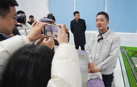 图为重庆弗迪锂电池有限公司相关负责人接受“走进区域看发展 川渝奋楫谱新篇”网上主题宣传采访团的记者采访。 崔力 摄 图为重庆弗迪锂电池有限公司相关负责人接受“走进区域看发展 川渝奋楫谱新篇”网上主题宣传采访团的记者采访。 崔力 摄
