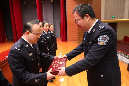 图为授衔仪式现场。重庆市监狱管理局 图为授衔仪式现场。重庆市监狱管理局
