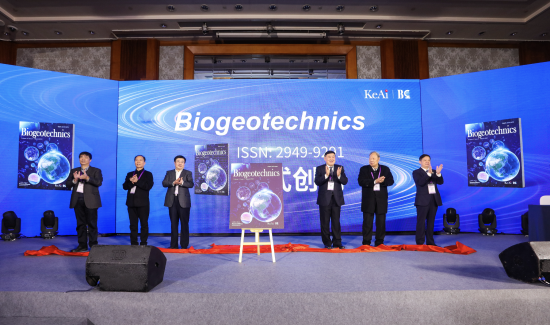 图为论坛上举办的创刊发布仪式。主办方供图 图为论坛上举办的创刊发布仪式。主办方供图