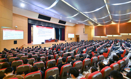 图为2月22日下午,在重庆大学,市委书记袁家军向广大师生宣讲党的二十大精神。 苏思 摄 图为2月22日下午,在重庆大学,市委书记袁家军向广大师生宣讲党的二十大精神。 苏思 摄