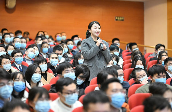 图为大学生代表围绕党的二十大报告内容提问。 苏思 摄 图为大学生代表围绕党的二十大报告内容提问。 苏思 摄